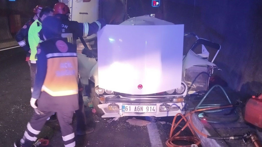 Yeni Zigana Tüneli'nde tır otomobile arkadan çarptı: 1ölü, 2 yaralı
