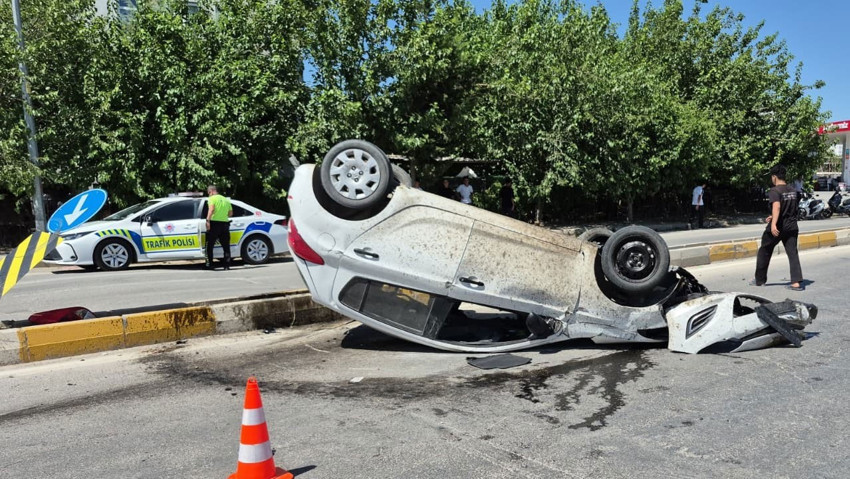 Bariyerlere çarpan otomobil takla attı: 1 yaralı