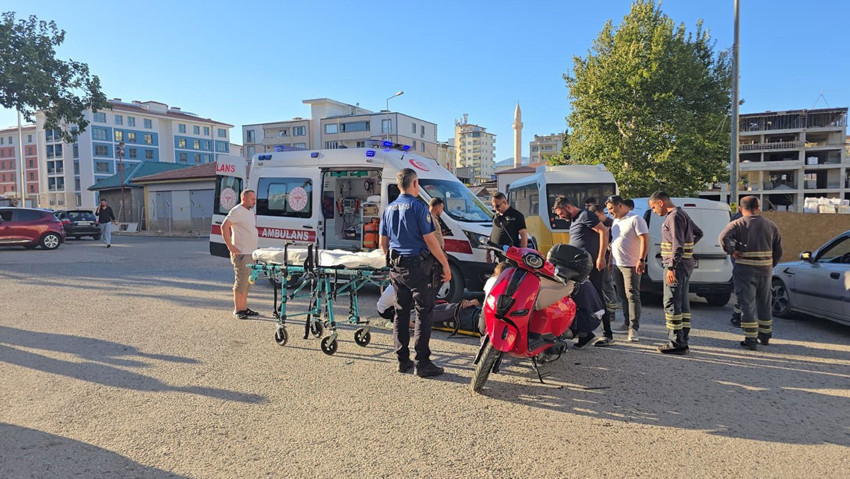 Gaziantep'te hafif ticari araç ile çarpışan motosikletli yaralandı