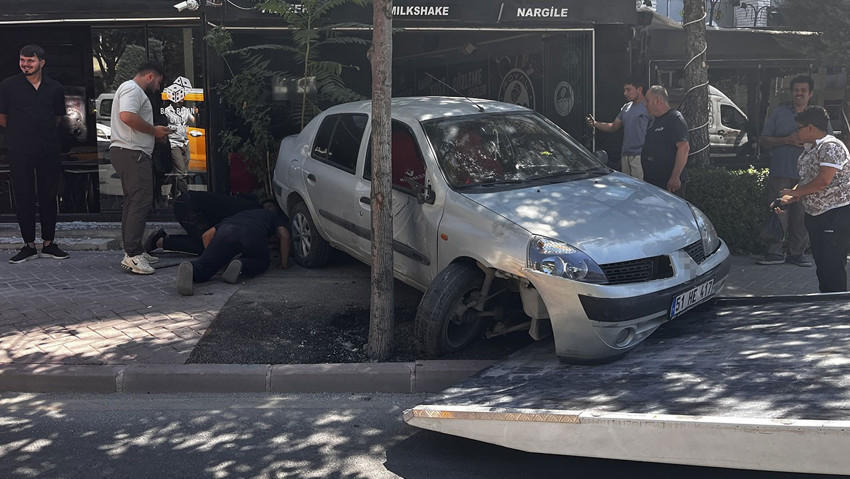 Kontrolden çıkan otomobil iş yerine daldı