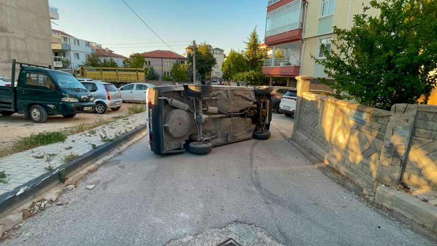 Karaman’da kaldırıma çarpan otomobil yan yattı