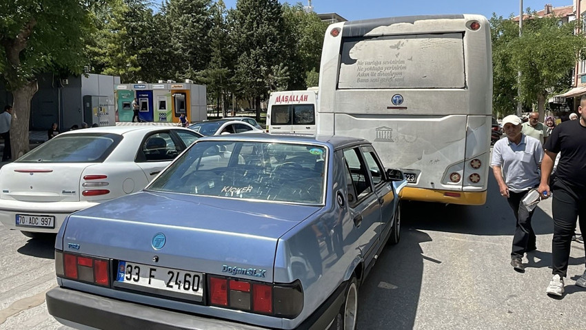 Karaman'da otomobil halk otobüsüne çarptı: 1 yaralı