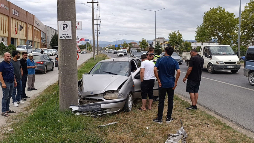 Kontrolden çıkan otomobil beton direğe çarptı: 1 yaralı