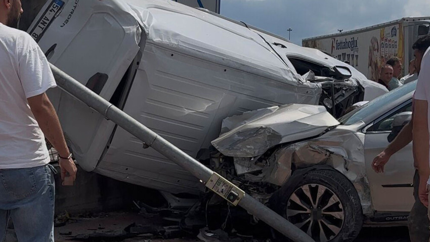 Yan yatan panelvan, duvar ile SUV arasında kaldı