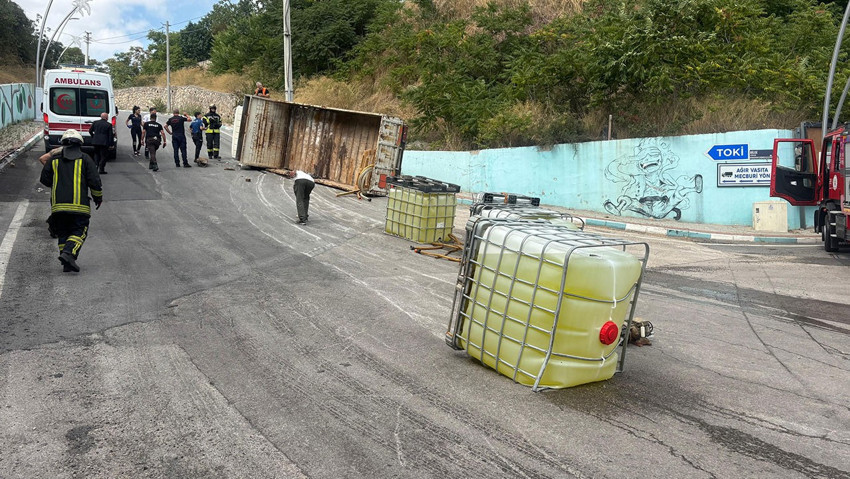 Çamaşır suyu tanklarını taşıyan kamyon devrildi: 1 yaralı