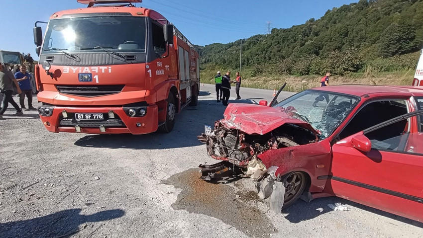 Yığılca yolunda otomobil kamyonete çarptı: 1 yaralı