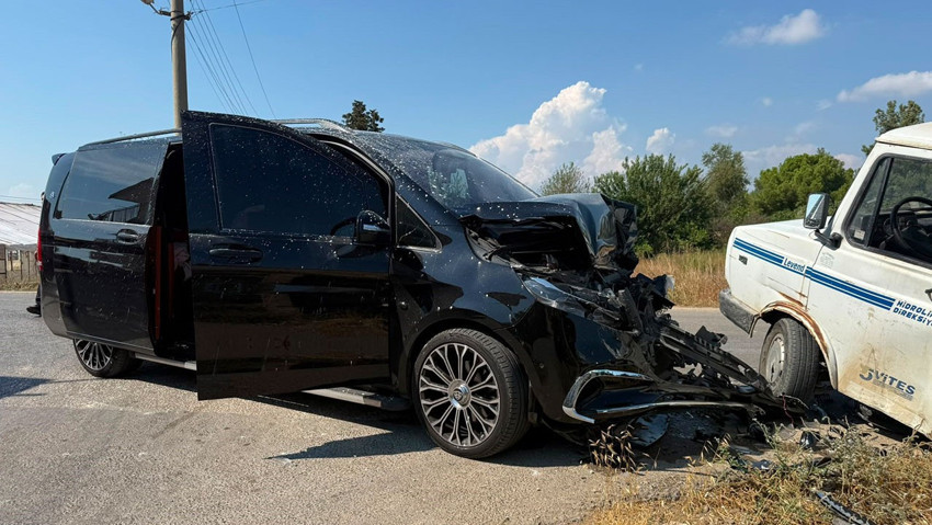Serik'te VIP minibüs ile kamyonet çarpıştı: 1 yaralı