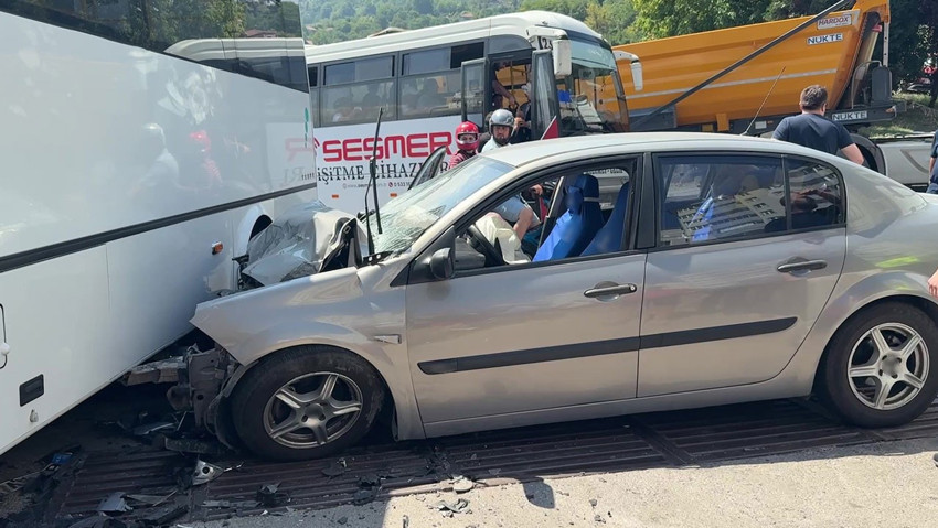 Halk otobüsü otomobille çarpıştı, kazada 7 kişi yaralandı