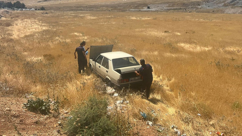 Mardin'de yol kenarına devrilen otomobil sürücüsü yaralandı