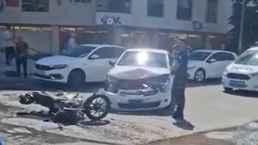 Küçükçekmece'de motosiklet ile otomobil çarpıştı