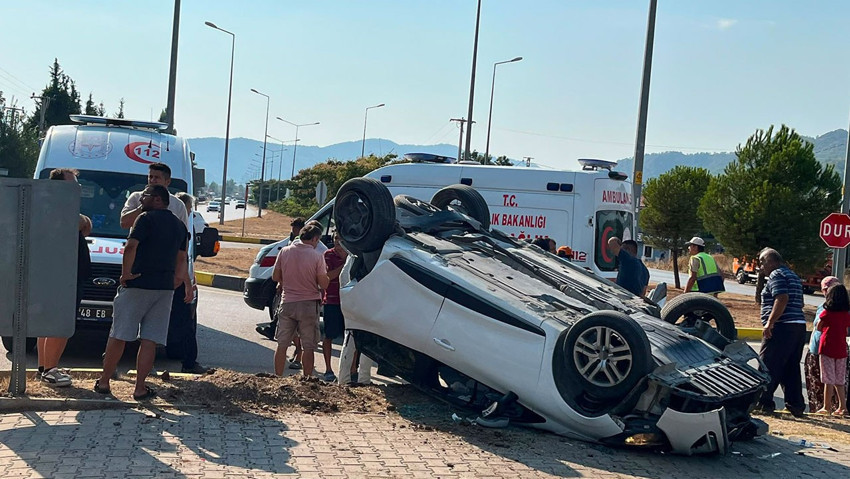 Seydikemer’de tır ile otomobil çarpıştı: 4 yaralı