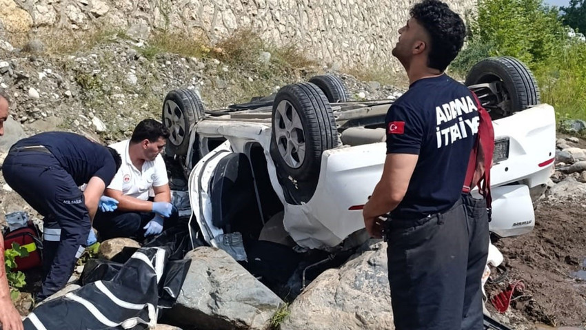 Adana'da otomobil dereye düştü: 2 ölü, 1 yaralı