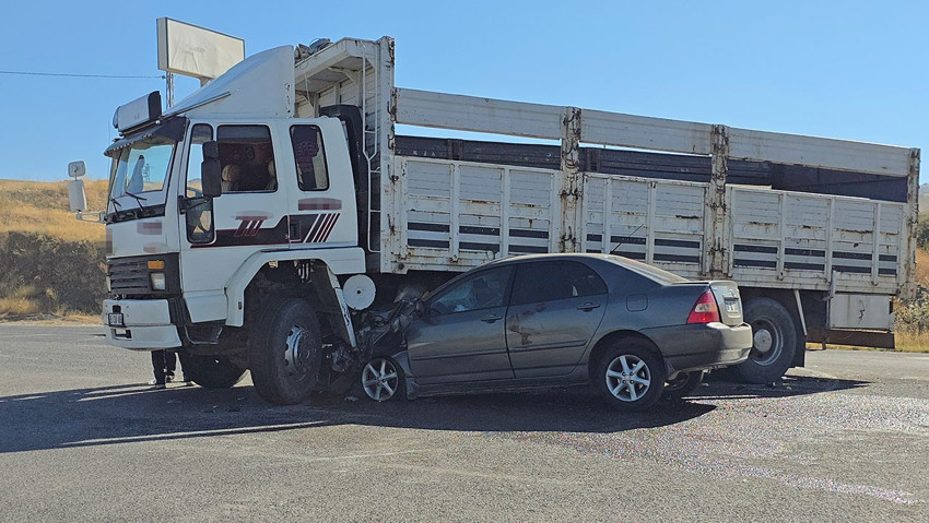 Yozgat'ta kamyonla çarpışan otomobilin sürücüsü yaralandı