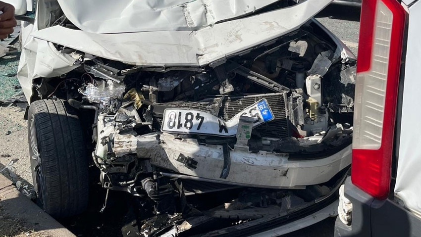 Otomobil minibüse arkadan çarptı: 4 yaralı