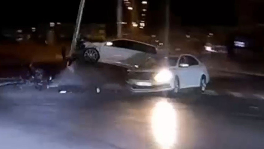 Kırmızı ışıkta geçen otomobilin kazası güvenlik kamerasında: 3 yaralı
