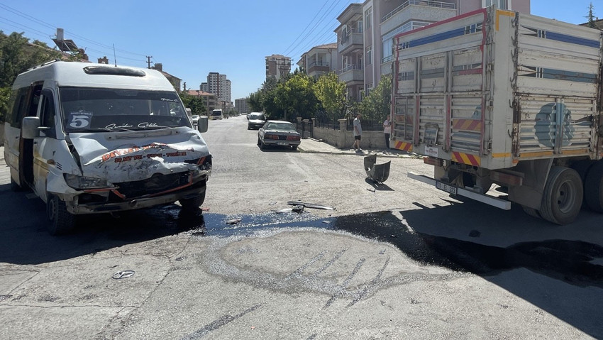 Karaman'da minibüs ile kamyon çarpıştı: 2 yaralı