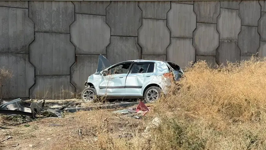 Üst geçitten düşen otomobilin sürücüsü yaralandı