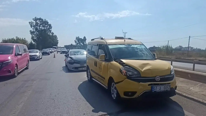 Manavgat’ta Üç Araçlı Zincirleme Kaza: Trafik Kilitlendi