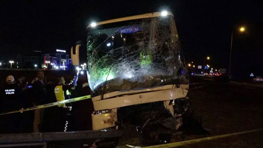 Otobüs ile çarpışan hafif ticari araçtaki karı-koca öldü
